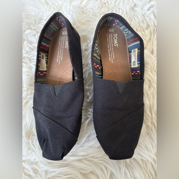 TOMS Black Slip-On Shoes. Size 8W. - Picture 2 of 8